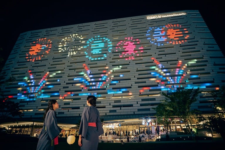 「OMO7大阪」では、ホテル壁面の外装膜を利用して、宿泊者全員で楽しめる巨大なBINGOを実施。ここでしか体験することのできない参加型エンターテインメントで、大阪の夜を盛り上げる。