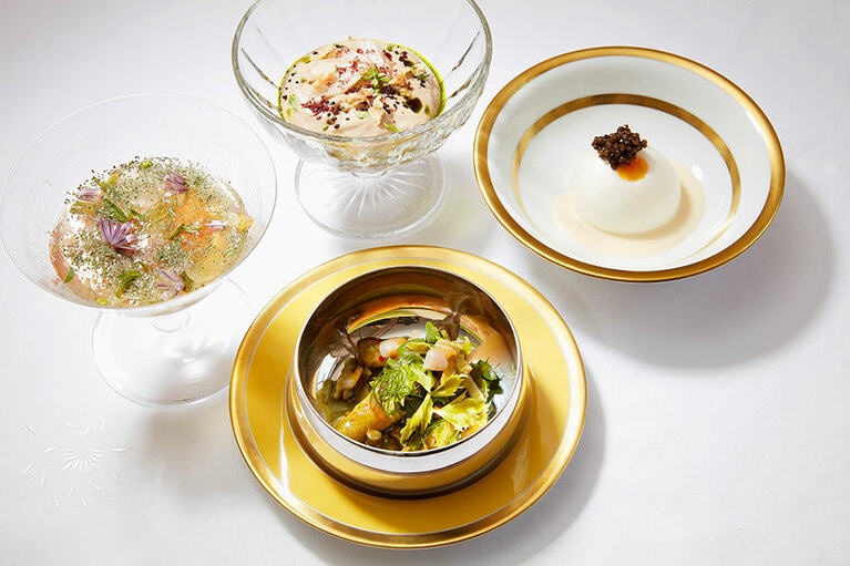 ディナーコース(280ユーロ)の前菜。半熟卵とキャビア、野菜のゼリー寄せなど。