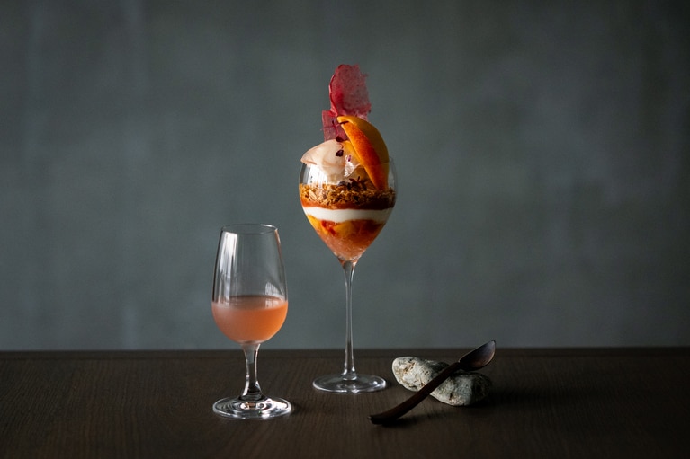 2025年8月の「洋菓子のコース」で提供された、「大黄」。ノンアルコールのペアリングは、ラベンダーが香るネクタリンのドリンク。季節のパフェは10月以降、4,500円で提供予定。