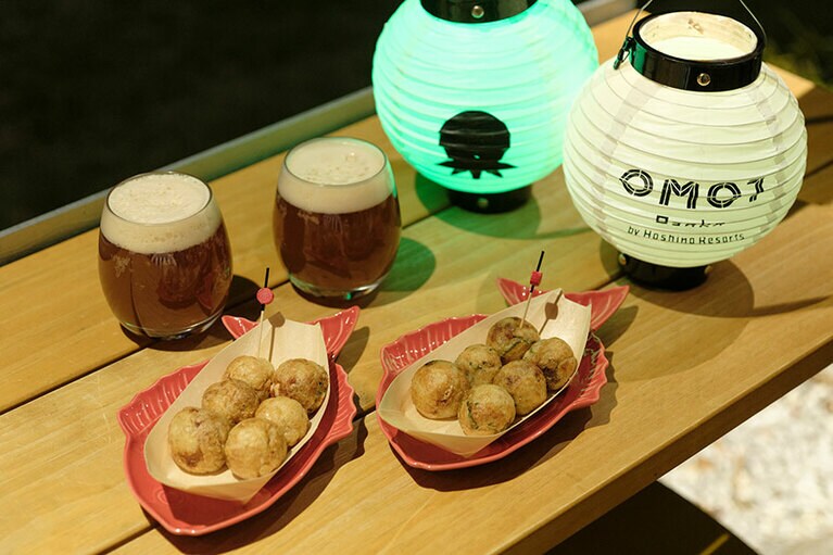 「湯上がりご近所スタンド」でビールとたこ焼きを堪能。カラフルな「ぴかぴか提灯」もレンタルできます。