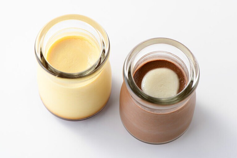 【三重】左から：糀屋の「糀ぷりん」、「チョコ糀ぷりん」。