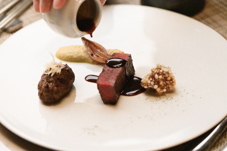 メインディッシュは、異なる部位と味わいが堪能できる肉好きにはたまらない一皿。韓牛ヒレのやわらかさに感動しつつ、香ばしいトッカルビと甘辛く味付けされた牛シビレが絶妙なアクセント！