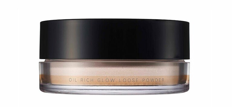 スキニーオレンジパールが繊細な艶を生み出す。「SUQQU オイル リッチ グロウ ルース パウダー」4g。※画像は15gのサイズです。