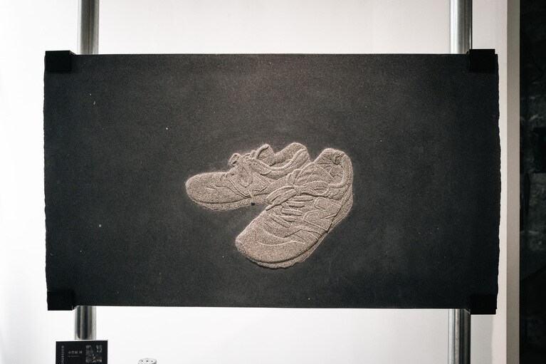 小笠原周が自ら10年間履き続けたニューバランスの「1300CL」をモチーフに制作した、御影石の石彫作品《1985インスパイア系》。