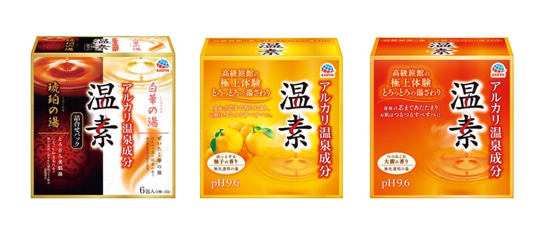 “とろ湯”が自宅でも楽しめる本格的な入浴剤（pH 9.5～9.6）※2。右から：温素 大樹の香り［医薬部外品］30g×15包入 878円、同 柚子の香り［医薬部外品］30g×15包入 878円、同 琥珀の湯＆白華の湯 詰合せパック［医薬部外品］40g×6包入 548円（価格は編集部調べ）／アース製薬 
右から：販売名バスロマンOS-8（つつみこむ大樹の香り）、販売名バスロマンOS-8（ほっとする柚子の香り）、販売名琥珀の湯:バスロマンKN-2 白華の湯:バスロマンOSW-2