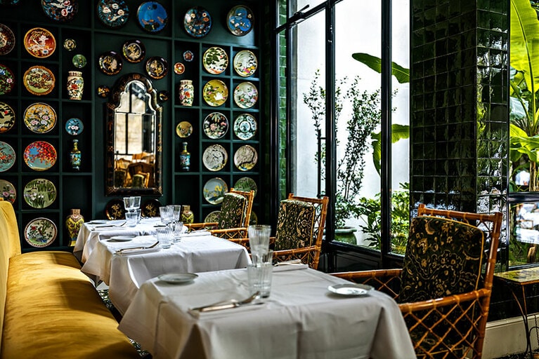 シノワズリーの陶器コレクションが壁を彩るレストランでは、特製パティスリーのティータイムを楽しめる。