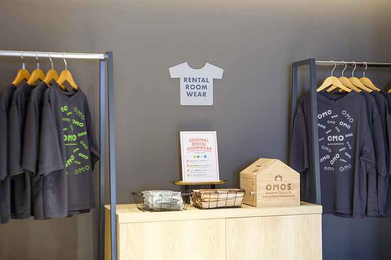 1階エレベーター前には、歯ブラシやくしなどのアメニティと、ルームウェア(1着 200円)が用意されています。