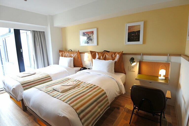 お部屋の広さは17平方メートルから。マリオット・インターナショナルのロイヤルティプログラム、Bonvoyのアプリを利用すれば、スマホがルームキーに。