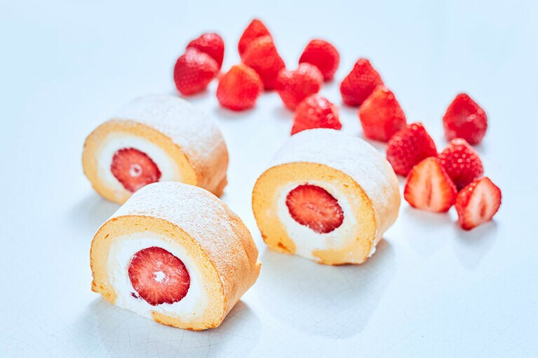 ロールケーキ あまおう 648円。※小町店、長谷店、CHOCOLATE BANK、大船ルミネ店で3月31日(水)までの期間限定販売。