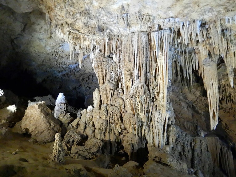 沖永良部島の地下にはこんな鍾乳洞群が隠れています。