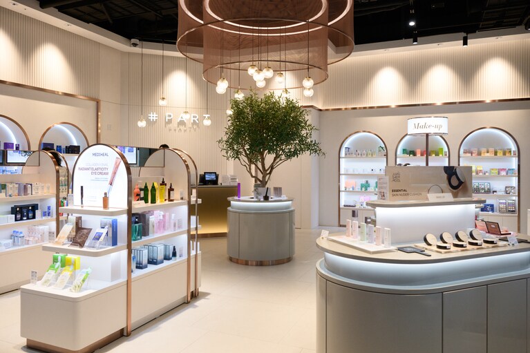 洗練された空間に、スキンケアからメイクアップまで話題アイテムがずらり。ここでしか買えないアイテムもあるので要チェック！