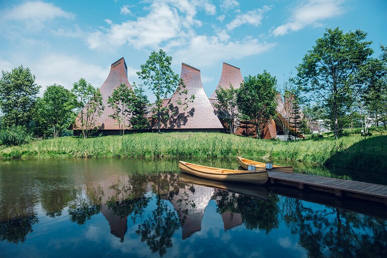 アイヌ民族の建築から着想を得た、界 ポロト「とんがり湯小屋」。