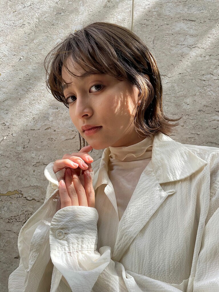 アッシュカラーとゆる波ウエーブでこなれた雰囲気のミディアムボブ。