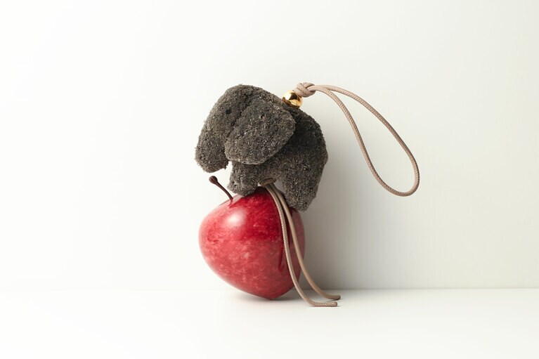 エレファント チャーム（高さ約29.5cm×奥行き約7.5cm）91,300円／ロエベ（ロエベ ジャパン クライアントサービス）