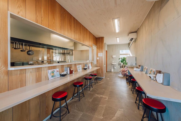 スッキリとしたデザインの店内。無くなり次第閉店となるので、お早めに。