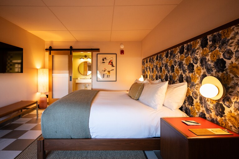 ゆったりとした「スイート」のベッドルーム。