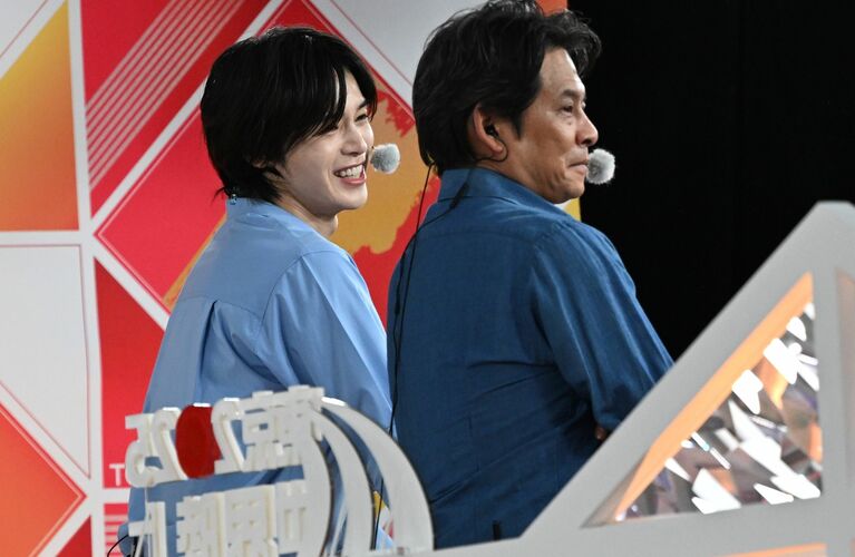 織田裕二と「世界陸上」の応援サポーターを務めた　©:文藝春秋