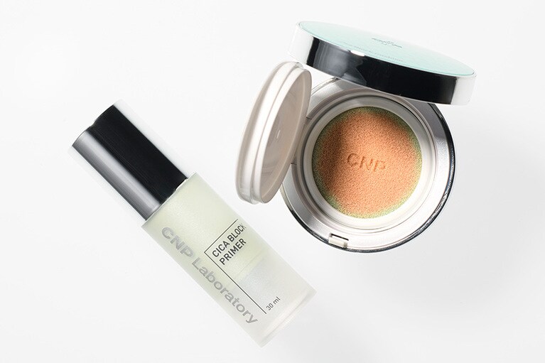 左からCNP Laboratory CICA ブロック プライマー 30ml、同クッション #21 SPF35・PA++リフィル付。