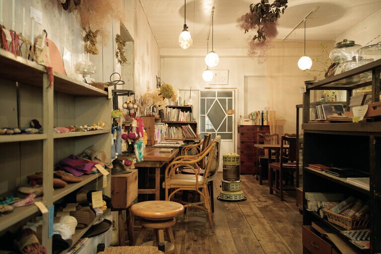 使い込んだ木製のテーブルと椅子や棚、柔らかな光を放つ照明など、ほっとして落ち着く店内。