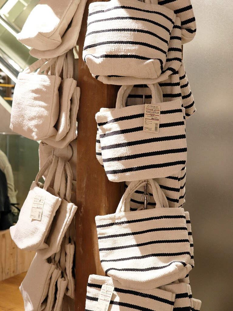 オーガニックコットンのミニトートバッグ。