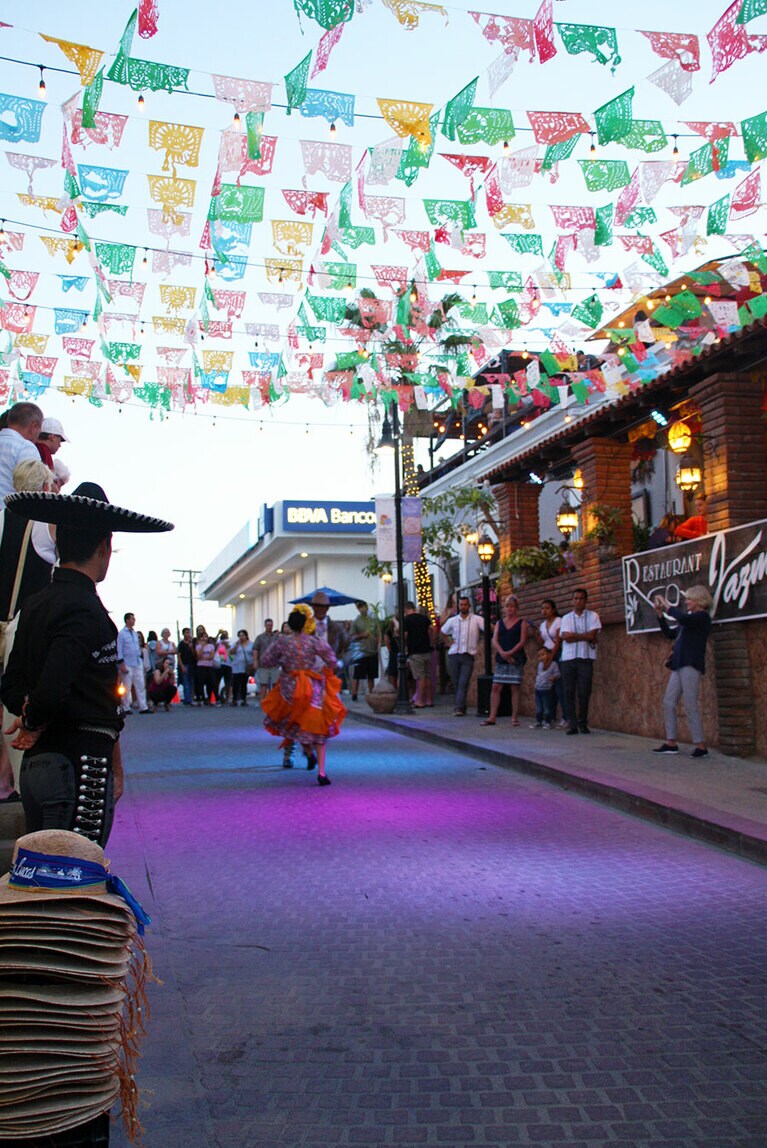 夕暮れ近くに通りでストリートパフォーマンスがはじまった。