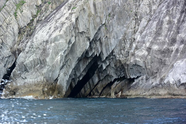 海から見た海岸線のみごとな柱状節理。かつての火山活動の名残が残されています。