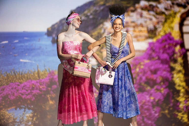 右：ドレス 810,000円、ニット 210,000円、ベルト 83,000円、スカーフ 58,300円、パンプス 179,000円、バッグ 594,000円、バッグに結んだミッツァ 29,150円、ピアス 77,000円／すべてディオール(クリスチャン ディオール)
左：トップス 152,900円、スカート 540,000円、スカーフ 58,300円、バッグ 748, 000円、バングル 66,000円、ピアス 77,000円、サングラス 59,000円／すべてディオール(クリスチャン ディオール)