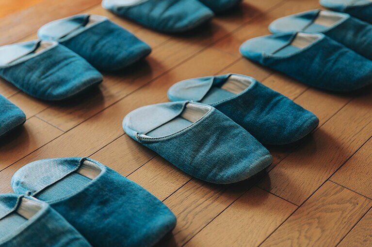 ホステル内のスリッパもデニム生地を使用。