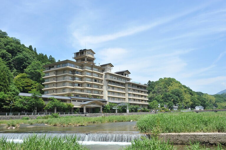 依山楼岩崎［鳥取／三朝温泉］依山楼岩崎全景。
