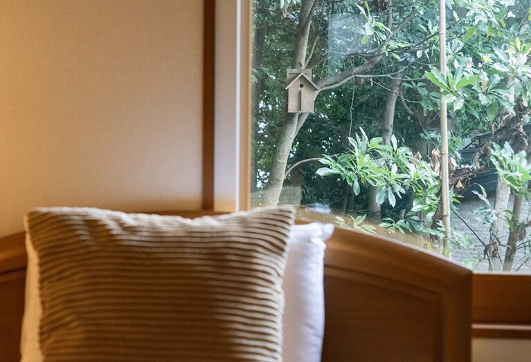 野鳥好きのオーナーの邸宅を改修して一棟貸し。窓の外には巣箱があり、鳥のさえずりで迎える朝も。