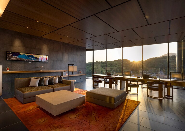 夕暮れのロビーエリア。万日山の向こうに沈む夕日が幻想的。