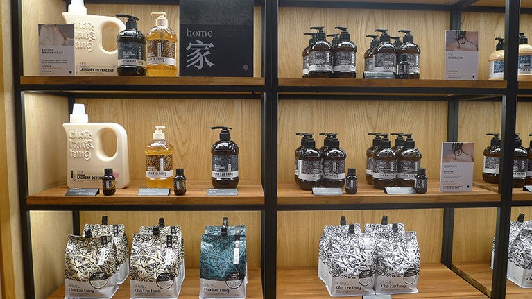 パッケージのデザインは新進気鋭の版画家である沐冉(ムーラン)さんが手がけています。