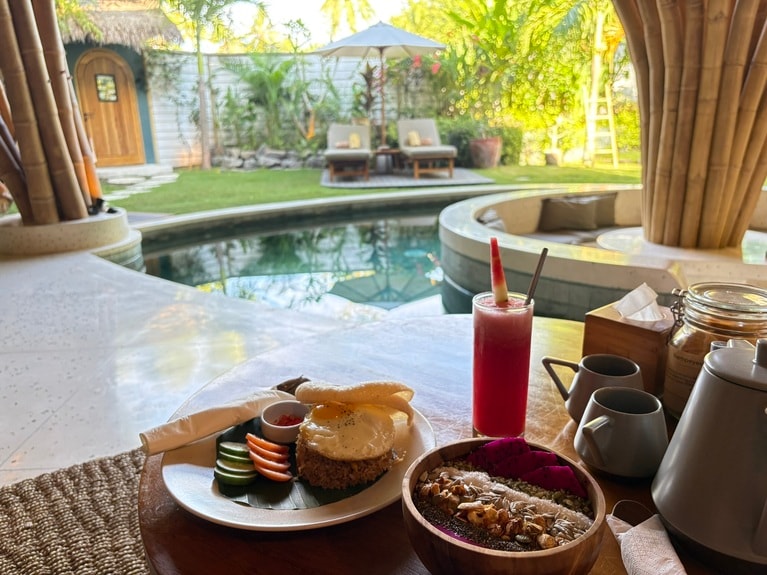 朝食は二人分たのんでいいですよとスタッフに言われ、フルーツたっぷりのスムージーボウルと、インドネシア料理のナシゴレンをオーダー。スタッフがとにかくいい人ばかり。