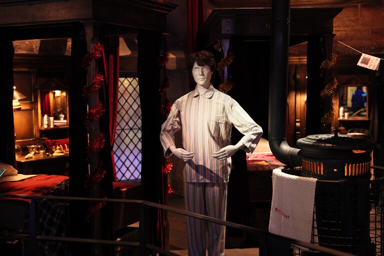 寝室でダンスレッスン中のネビル。