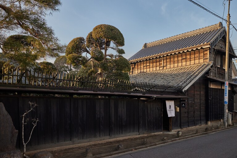 「SEIGAKU棟301号室」は、黒壁と見越しの松が目を引く佐原の名家「清宮利右衛門邸」の蔵を改装。 江戸時代から明治にかけて穀物商、質商を営んでいた名残りを感じる、歴史情緒ある佇まいが魅力だ。