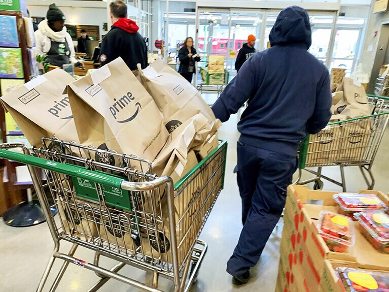 ホール・フーズ・マーケットの商品をアマゾンが配達。eコマース需要が急増したアマゾンは配達業務など新たに10万人を雇用。©共同通信イメージズ