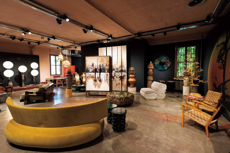 2階部分にはセレクトショップが。家具や照明とともに小さめのインテリア雑貨なども販売。