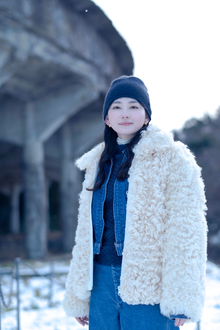 俳優・山田杏奈さんといく、世界遺産の島・佐渡島。雪景色の北沢浮遊選鉱場は神秘的な風景【通いたくなる島、佐渡】