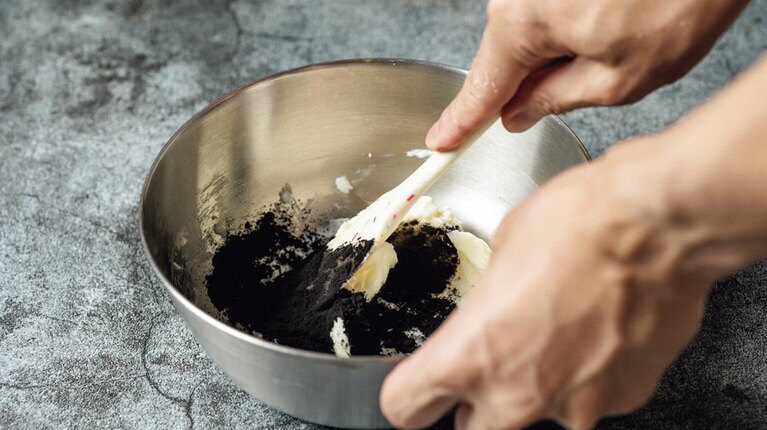 クリームチーズは室温に戻しておく。