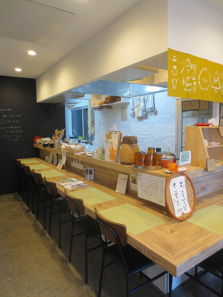 気軽にテイクアウトもできる1階店内。2階では料理教室を開講。