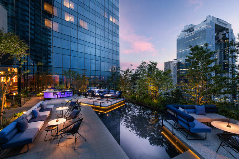 ホテル11階のバー＆ラウンジ「!JaJa!Bar（ジャジャバー）」のスタイリッシュな屋外テラス。会期中は、電球のやわらかな灯りに照らされた限定のライトアップが楽しめる。