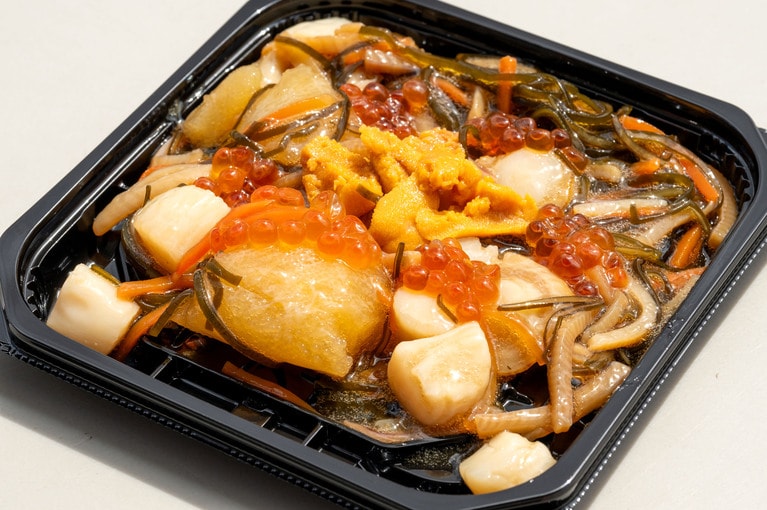 イクラにウニに数の子、贅沢な「角上海幸漬」680円。