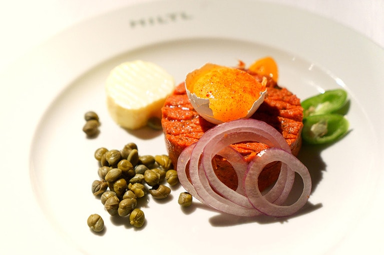 肉の代わりにナスが使われたヒルトルタルタル。肉の味はしないけれど、食感もタルタルに近く、のどごしが軽くさわやかなタルタルという印象。スイス インターナショナル エアラインズの機内でもいただくことができる。