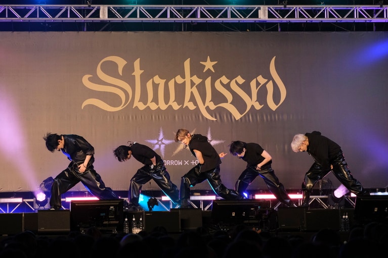 TOMORROW X TOGETHER。