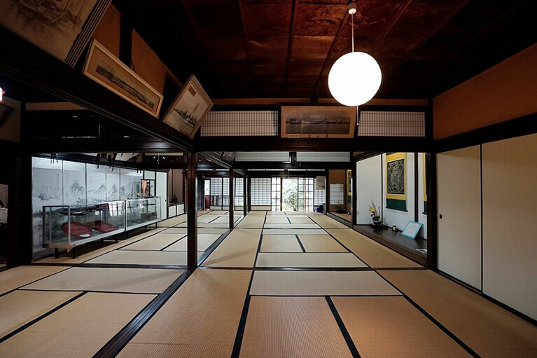 中に入ると大広間が広がり、中庭へと続く。