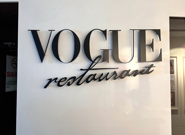 エレベーターが開くと、あの、‘VOGUE’のロゴが出迎えてくれる。