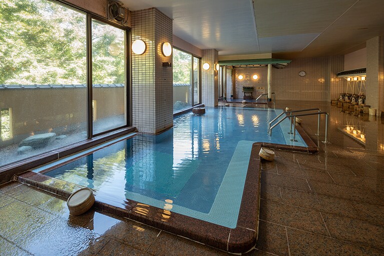 湯元 榊原舘［三重／榊原温泉］大浴場まろみの湯 もえぎ。