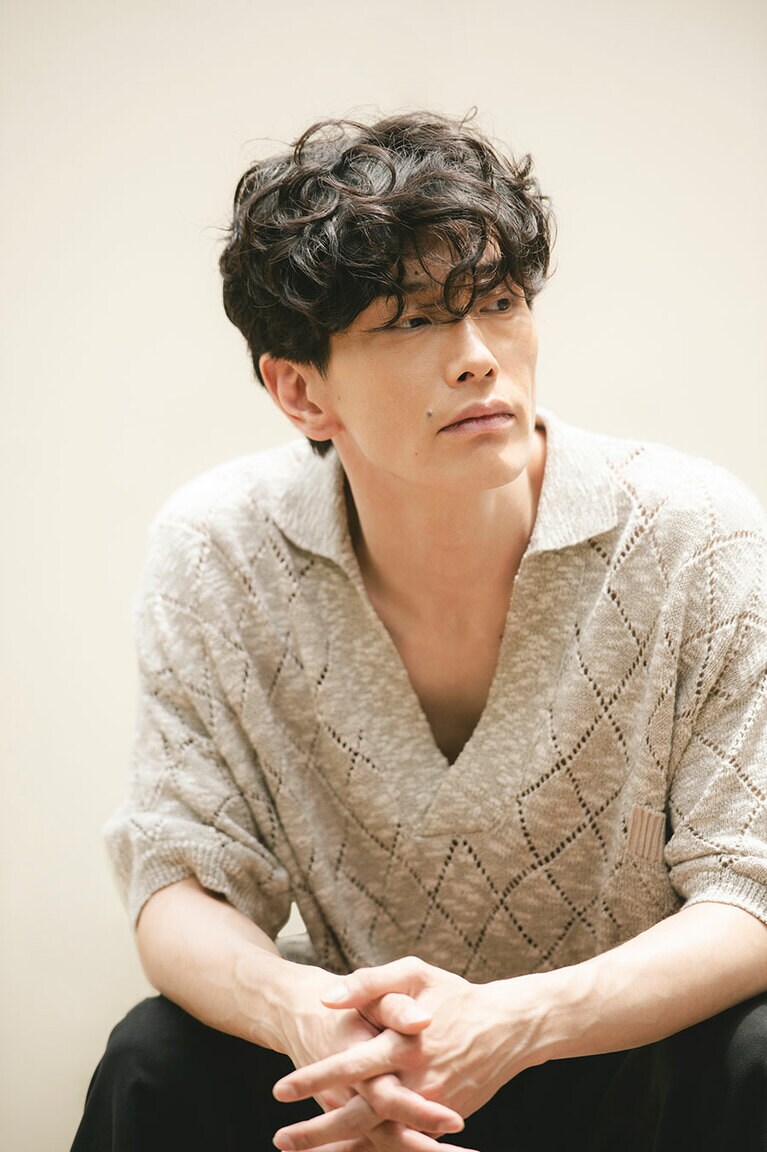 トップス ¥35,200／YONLOKSAN パンツ¥36,300／KHONOROGICA 靴¥35,200／YOAK（すべてHEMT PR 03-6721-0882）