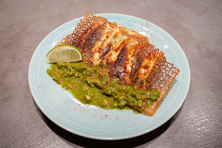 青唐辛子とハーブの肉餃子。580円。