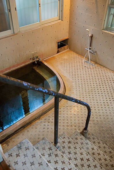 【くつろぎの温泉宿 山田別荘】タイル貼りのレトロな内風呂。Photo: Hiroshi Mizusaki